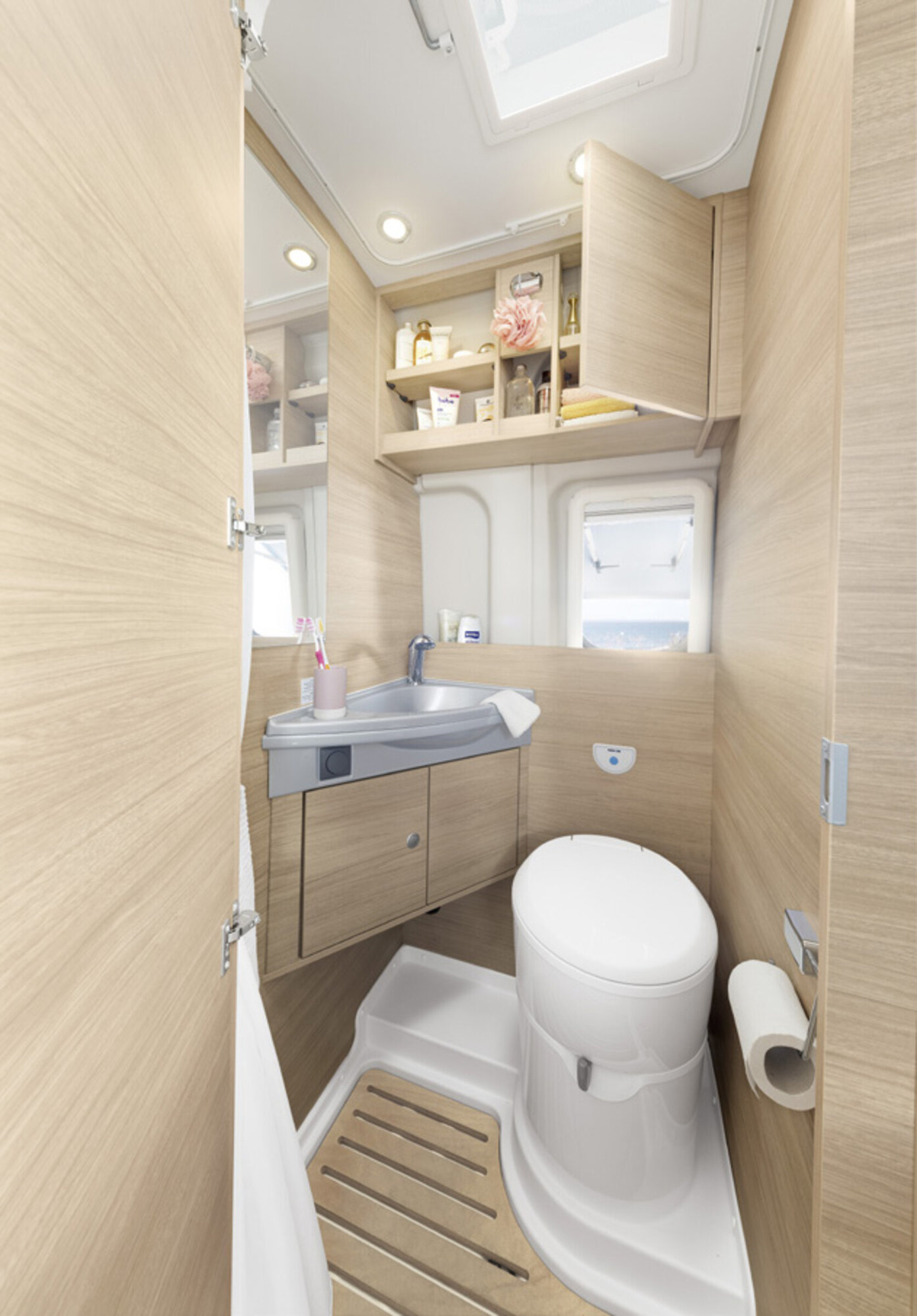 Roadcar R 540 – shower room