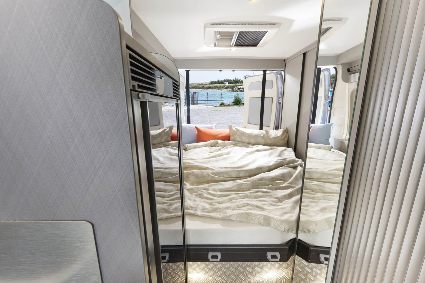 Westfalia Nansen 640LS – king-size longitudinal bed at the rear