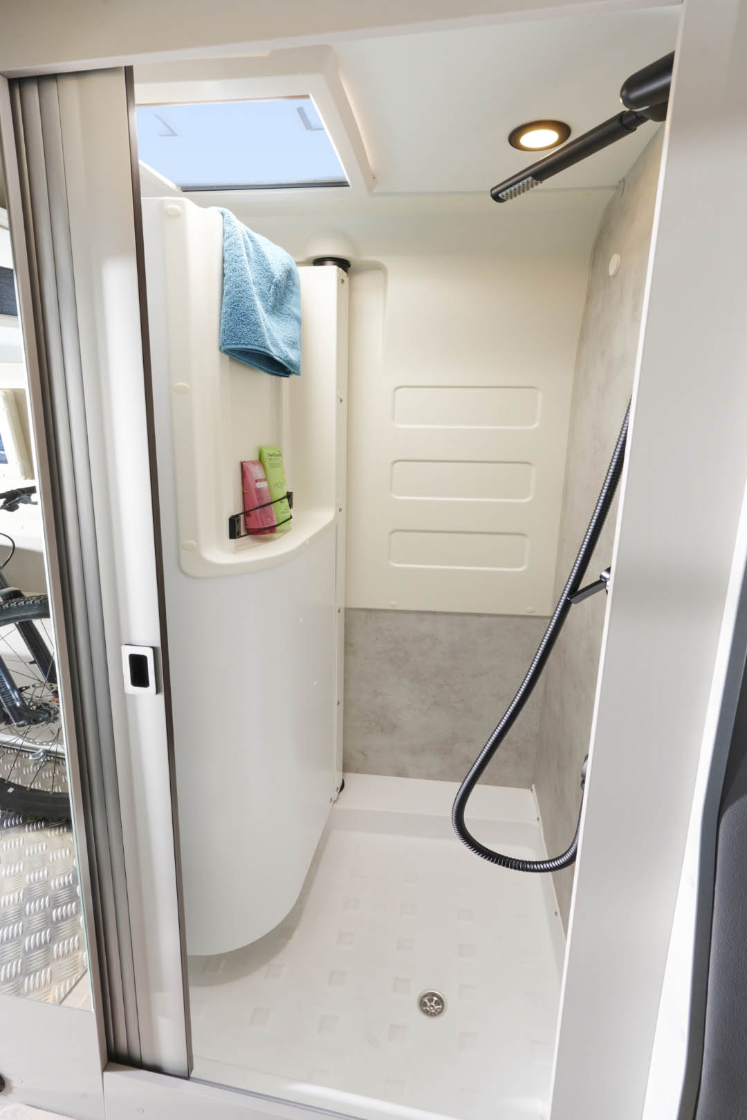 Westfalia Nansen 640LS – full bathroom with shower
