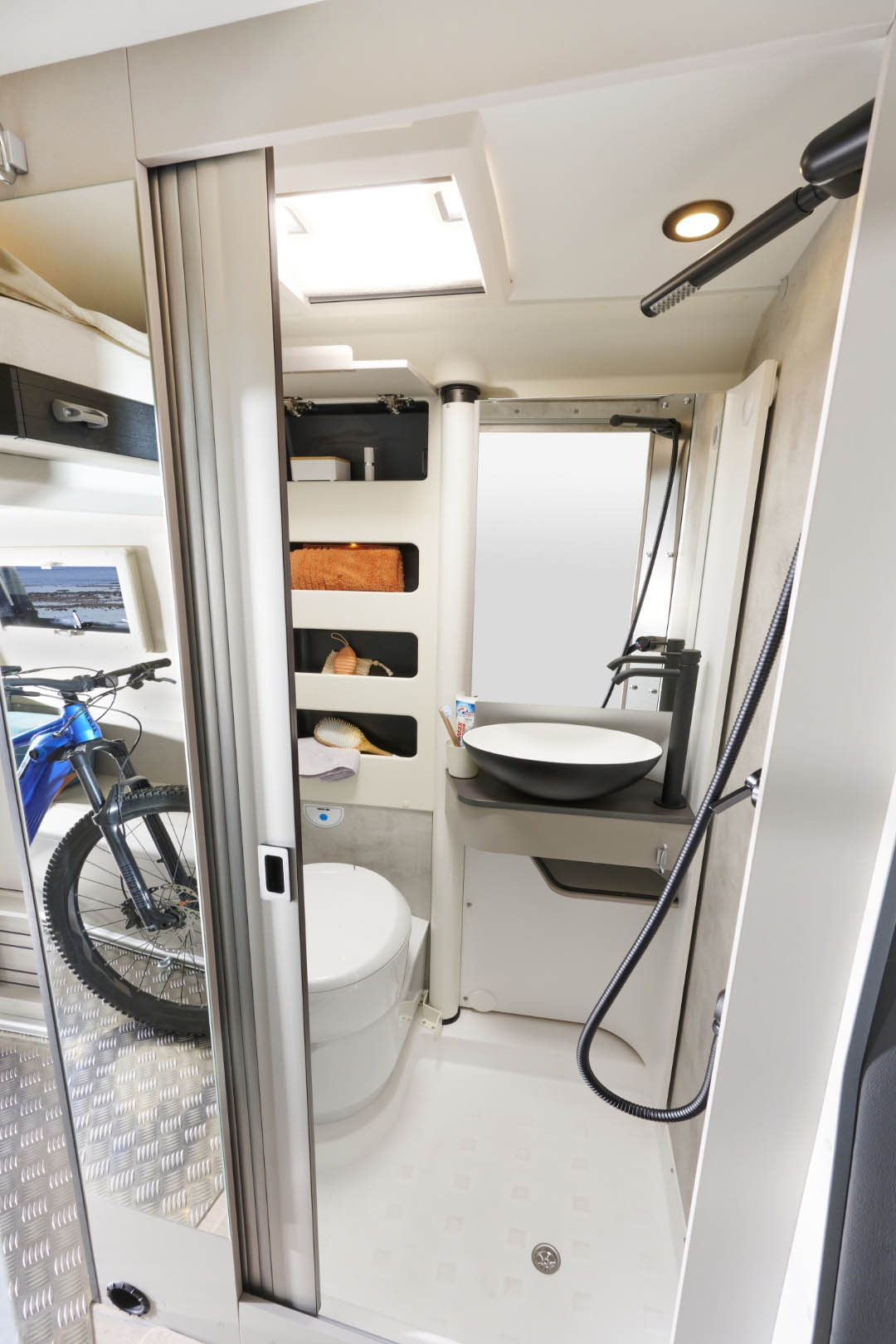 Westfalia Nansen 640LS – toilet area with swivelling partition