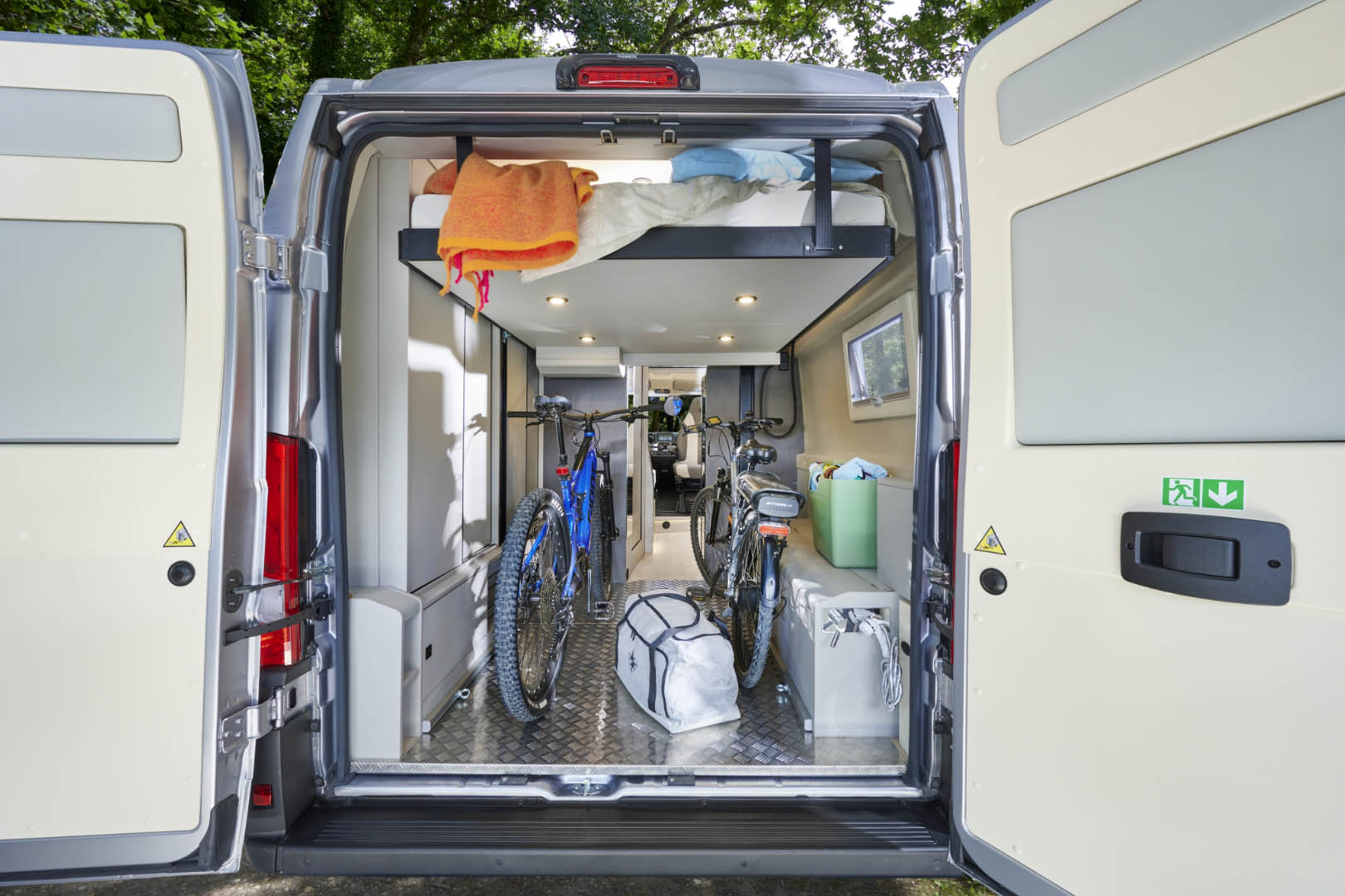 Westfalia Nansen 640LS – raised bed opens up the XXL rear garage